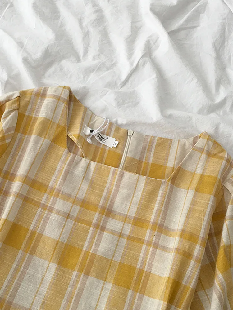 Клетчатое платье миди милое летнее с квадратным вырезом и коротким рукавом в