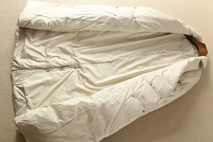 Зимний женский пуховик длинный тонкий двубортный с отложным воротником ультра