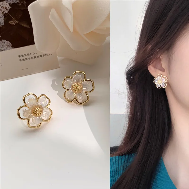 

Temperament Flower Metal Small Mother-of-pearl Earrings High-end Earrings 925 Silver Needles Korea 2021 New
