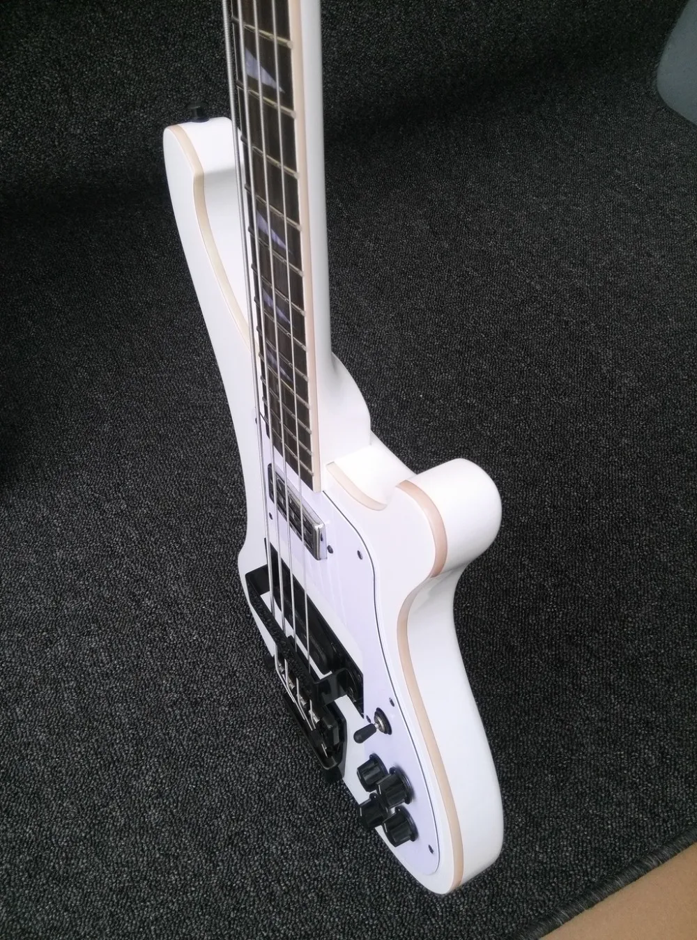 Завод+ рикенбэк 4003 fireglo 4 string bass alpine белый ricken 4003 бас-гитара rickenbacker Белый Отделка все комплектующие черного цвета