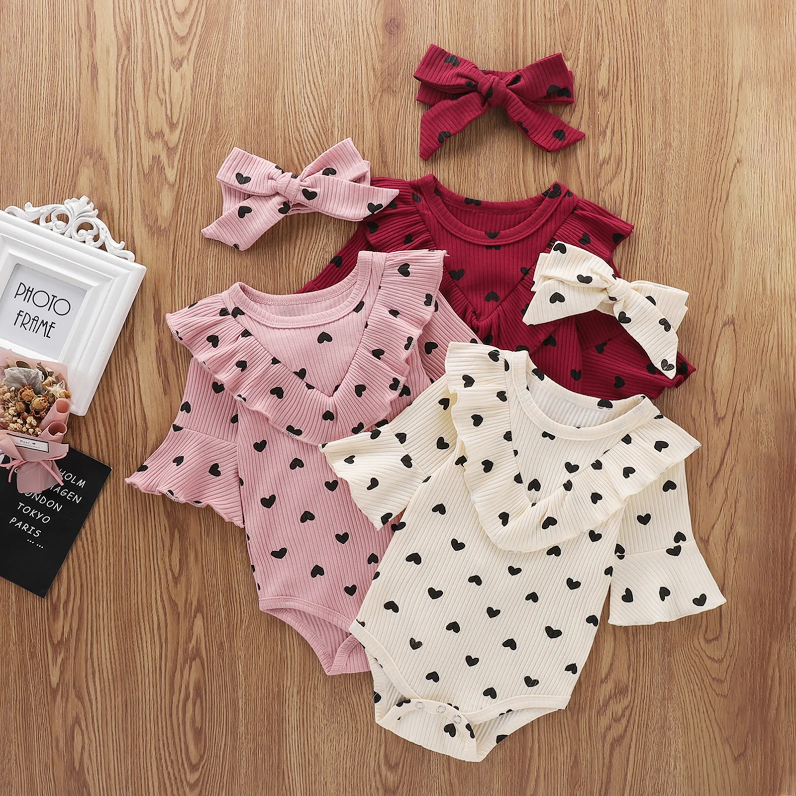 

Для маленьких детей, с рукавами-крылышками и ползунки с оборками летнее платье с О-образным вырезом в форме сердца на пуговицах с бантом и пр...