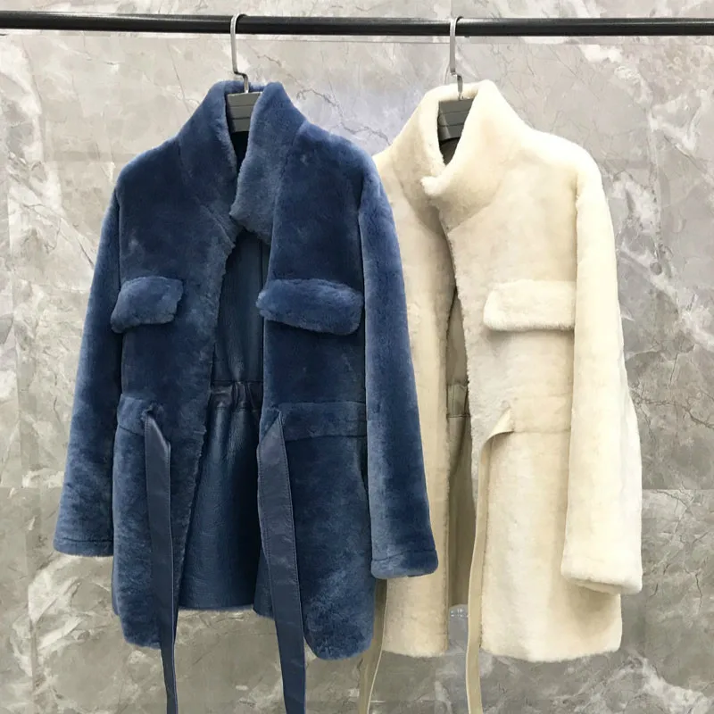 Женская теплая куртка из короткой овечьей шерсти однотонное черное шерстяное