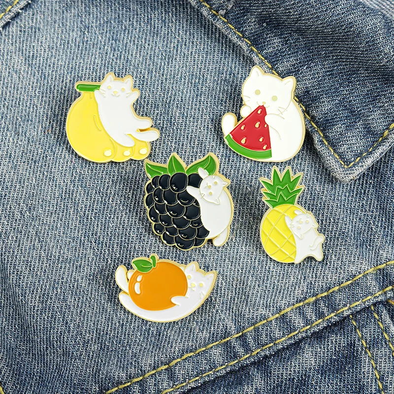 

XCMRYSP Cat Fruit Badge Brooch Grape Watermelon Pineapple Orange Banana Metal Enamel Lapel Pin Fashion Jewelry Gift for Women