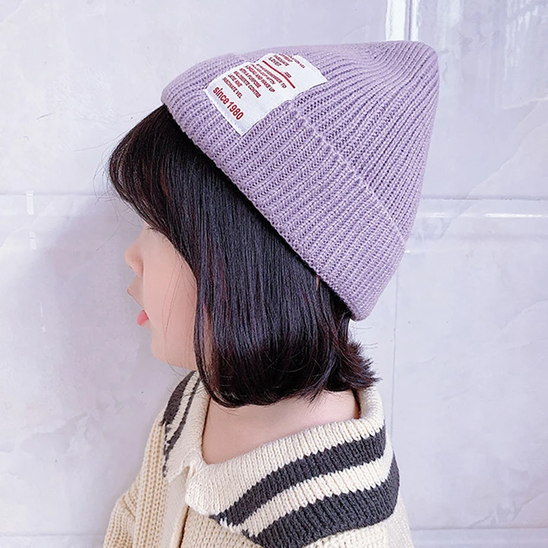 Шапка вязаная детская осенне-зимняя однотонная с буквенным принтом | Детская