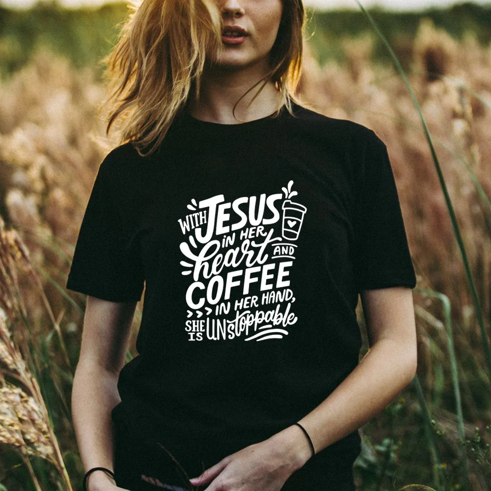 

Футболка с графическим принтом Харадзюку, женские футболки с Иисусом в ее сердце и кофе в ее руке, Женская вера, Бог, христианская футболка