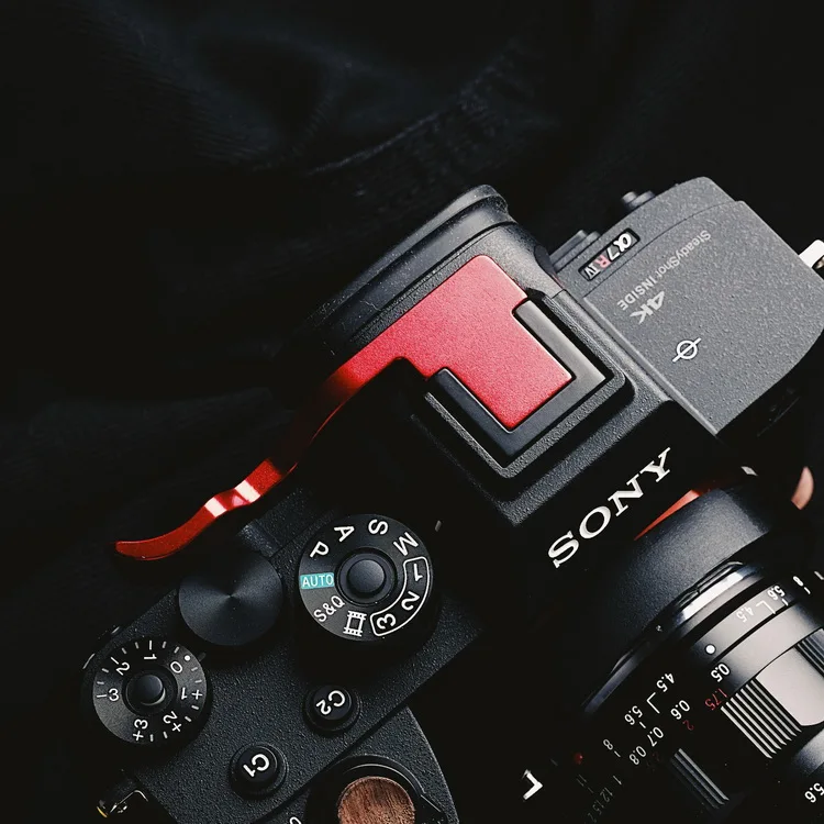 Фото Высококачественный упор для большого пальца, красный/черный для Sony A7M4 A7R4 A9II A7R IV №4
