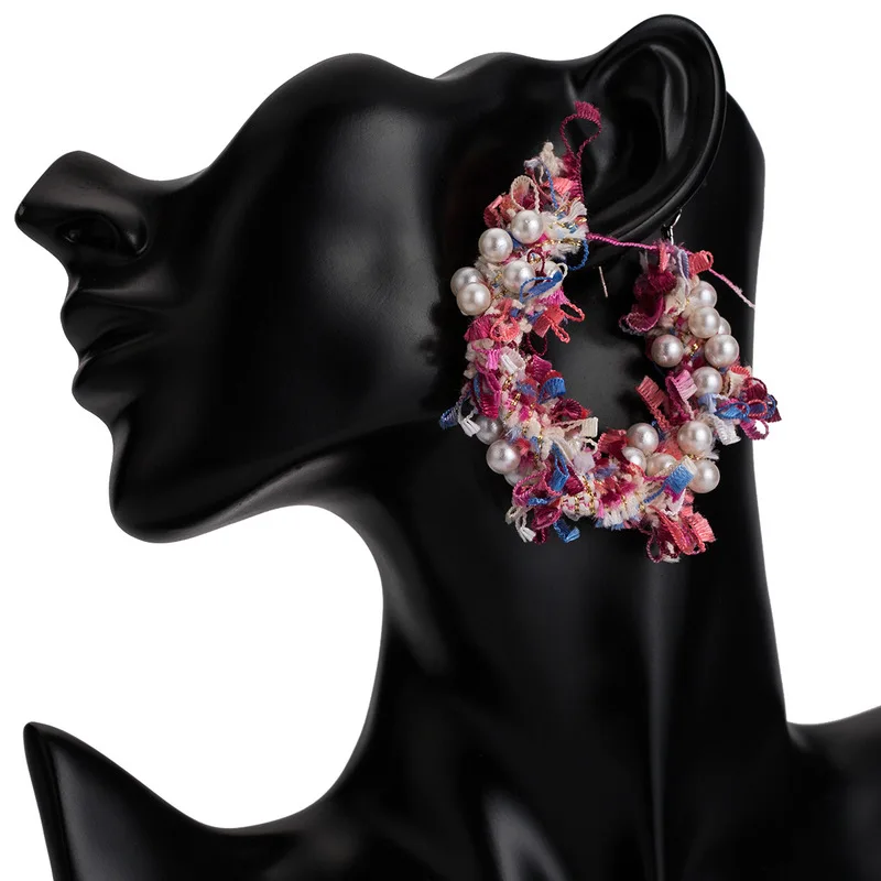 Серьги-кольца с искусственным жемчугом и плюшевой подвеской | Украшения