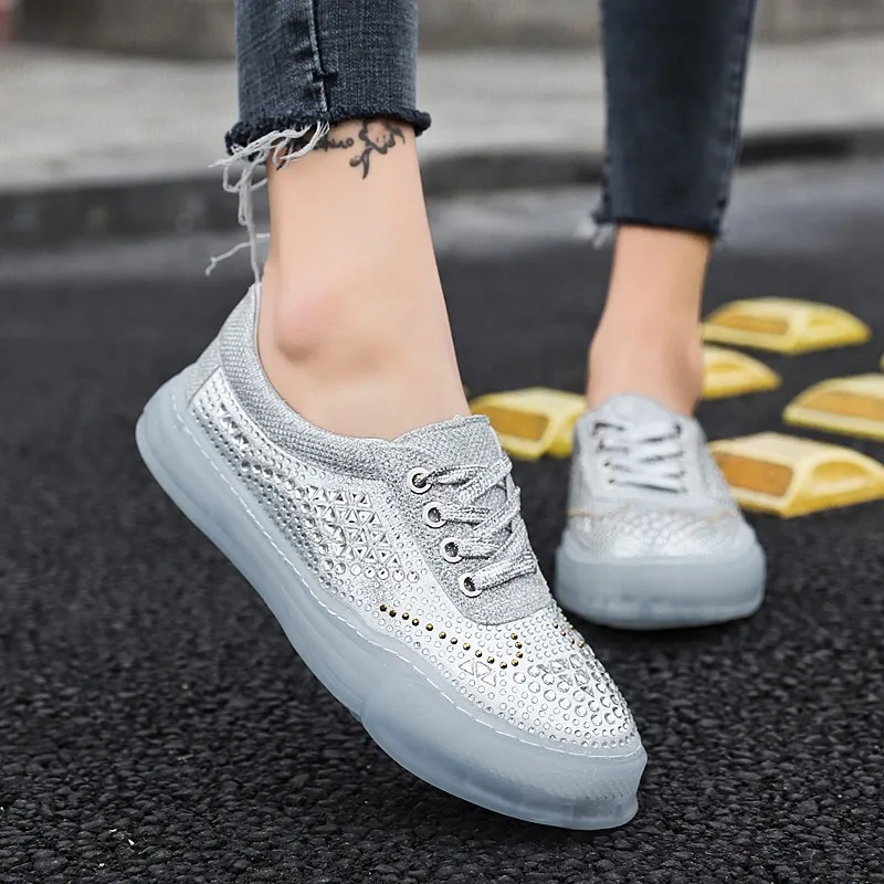 Женская обувь кроссовки повседневная серебристого цвета женская со стразами
