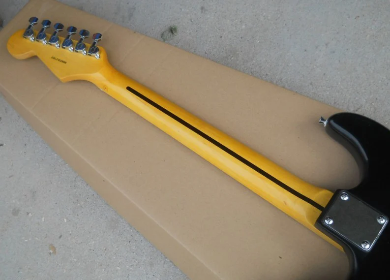 Заводской магазин черный корпус желтый кленовый шейный гриф ST с подписью 6