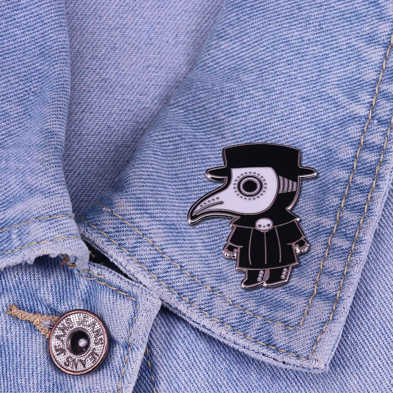 

High Quality Cartoon Plague Doctor Brooch Medieval Bird Beak Doctor Badge Badge Metal Pin