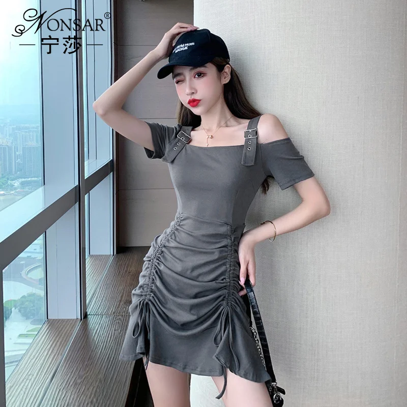 

Новинка лета 2021, корейское модное пикантное черное платье с открытыми плечами на одной стороне, плиссированное платье с завязками для женщи...