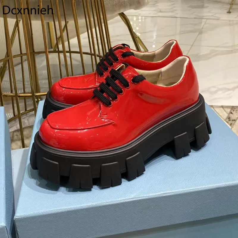 Туфли женские из натуральной кожи на платформе шнуровке блестящие повседневная