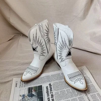 white Новинка; ковбойские сапоги до середины икры в западном стиле; красные женские ботинки и обувь с вышивкой в стиле ретро - Цвет: white
