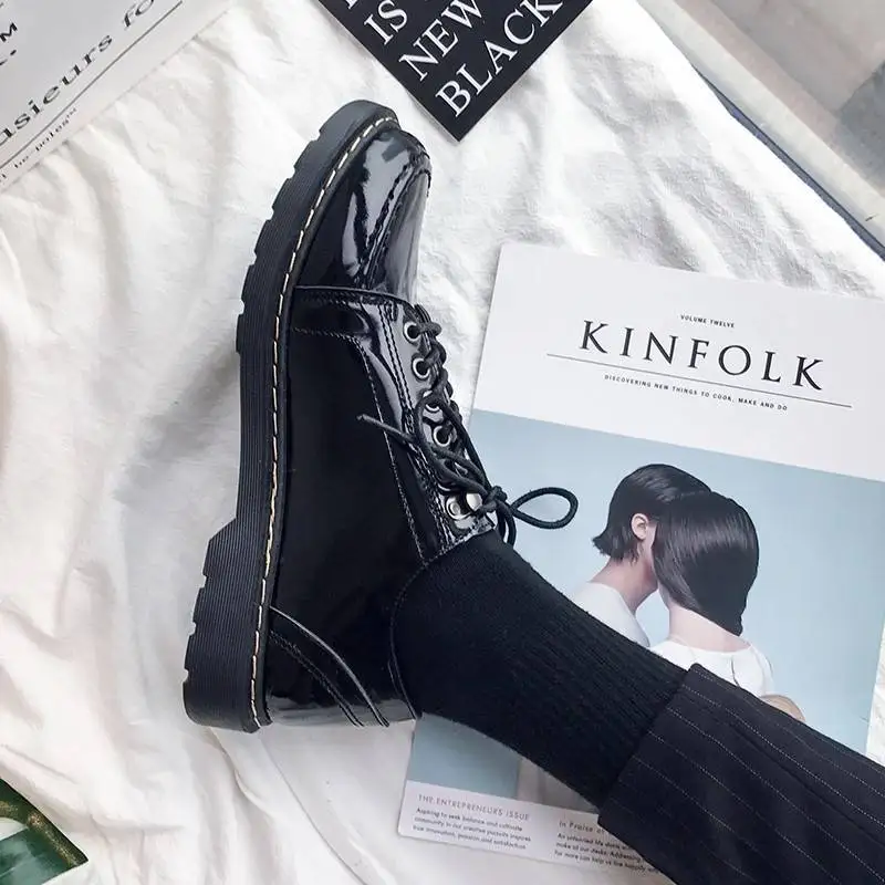 

Весенняя Маленькая кожаная обувь мужская корейская мода в гонконгском стиле Яркая кожаная мужская обувь Молодежная английская Универсаль...