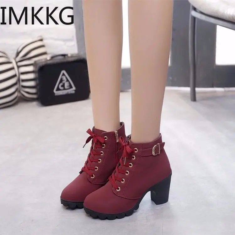 Женские ботинки на высоком каблуке однотонные толстой подошве со шнуровкой в