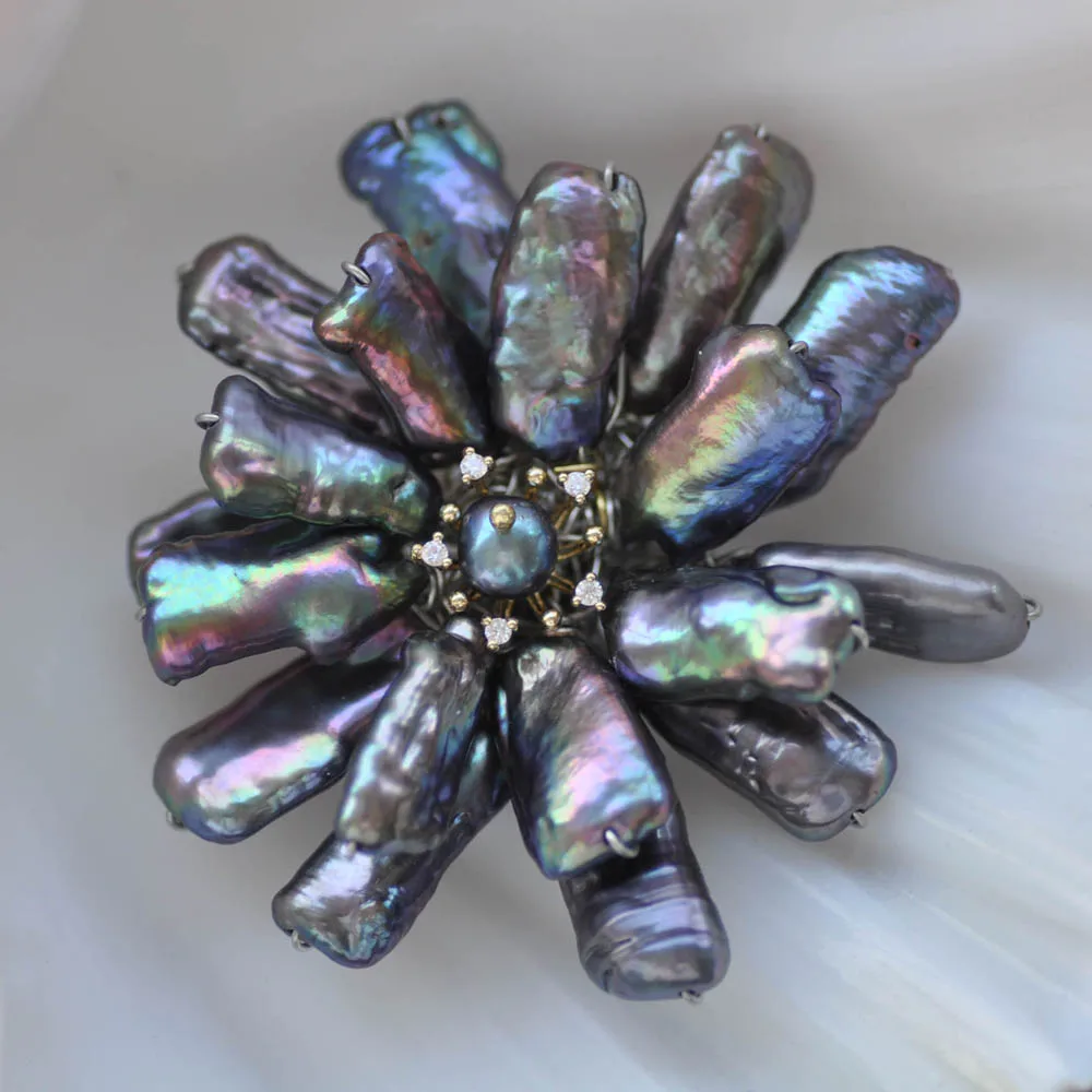 

Z10362 Handmade 70mm Peacock-Black Biwa Pearl Brooch