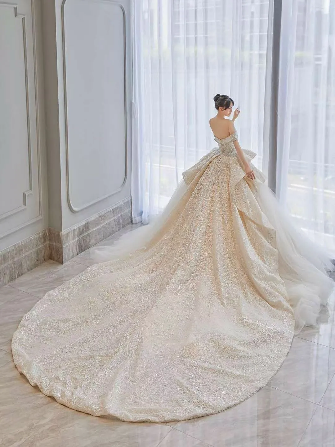 

Luxury Arabic Gold Wedding Dresses 2021 Sequins Princess Ball Gown Royal Wedding Dress Sweetheart Beads Sparkly Princess Bridal