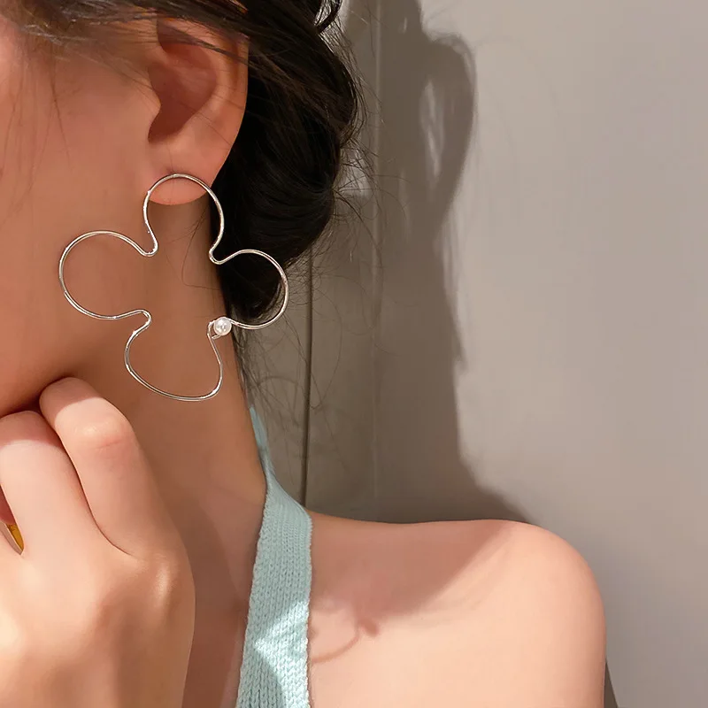 

2021 S925 new fashionable high fashion catwalk style metal hollow large flower pearl earrings fashion sense earrings for women