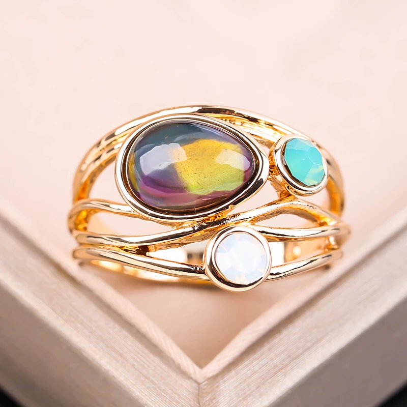 Женское кольцо в готическом стиле большое из смолы золотистого цвета ретро