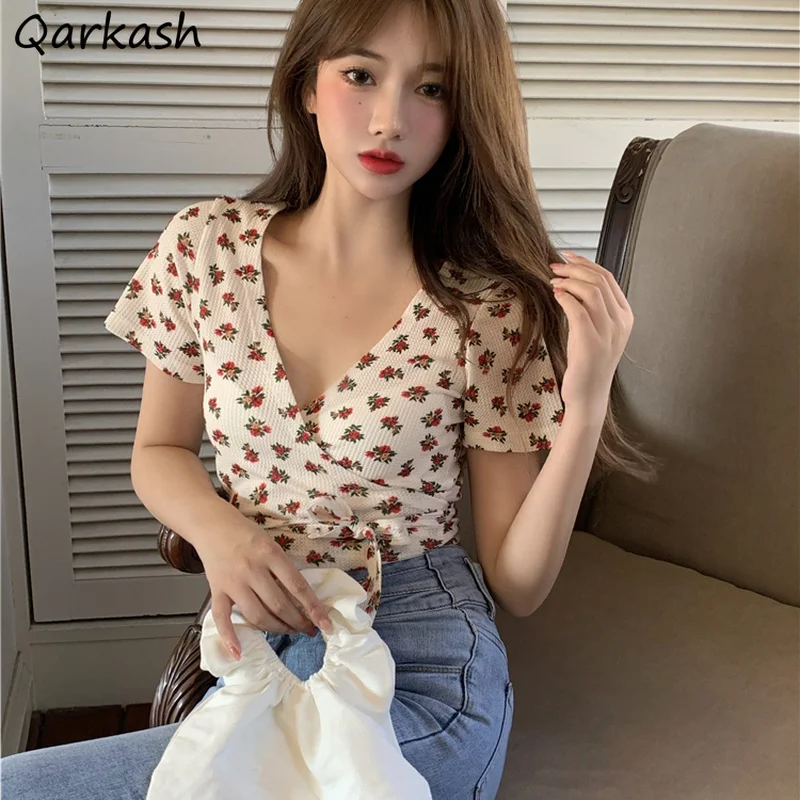 Футболка женская с цветочным принтом облегающий пикантный укороченный топ в