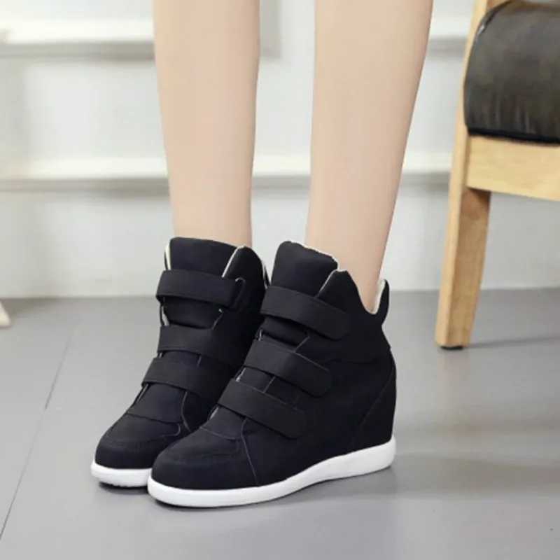 Модные кожаные туфли на танкетке плоской подошве женские модные кроссовки