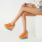 Женские босоножки на танкетке, туфли радужной расцветки на платформе и высоком каблуке с открытым носком, Новинка лета 2021