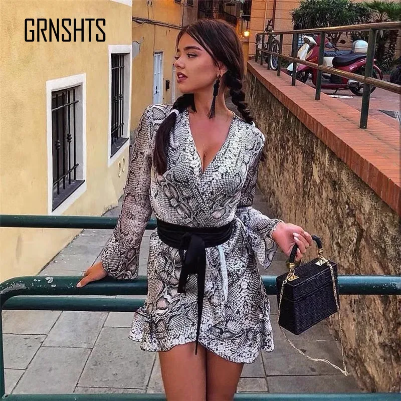 Женское платье со змеиным принтом и оборками осеннее с v-образным вырезом