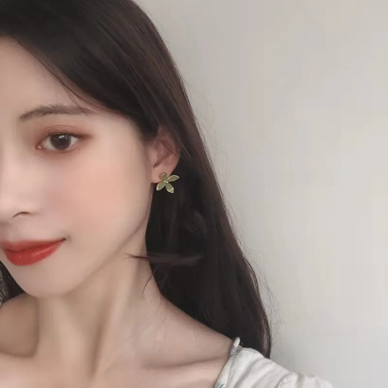 

Web celebrity fashion the new trend of the metal material petals drip earrings stud earrings flowers adorn article