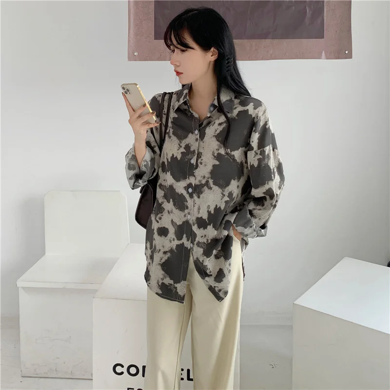 

Рубашка женская с длинным рукавом, окрашенная в завязку