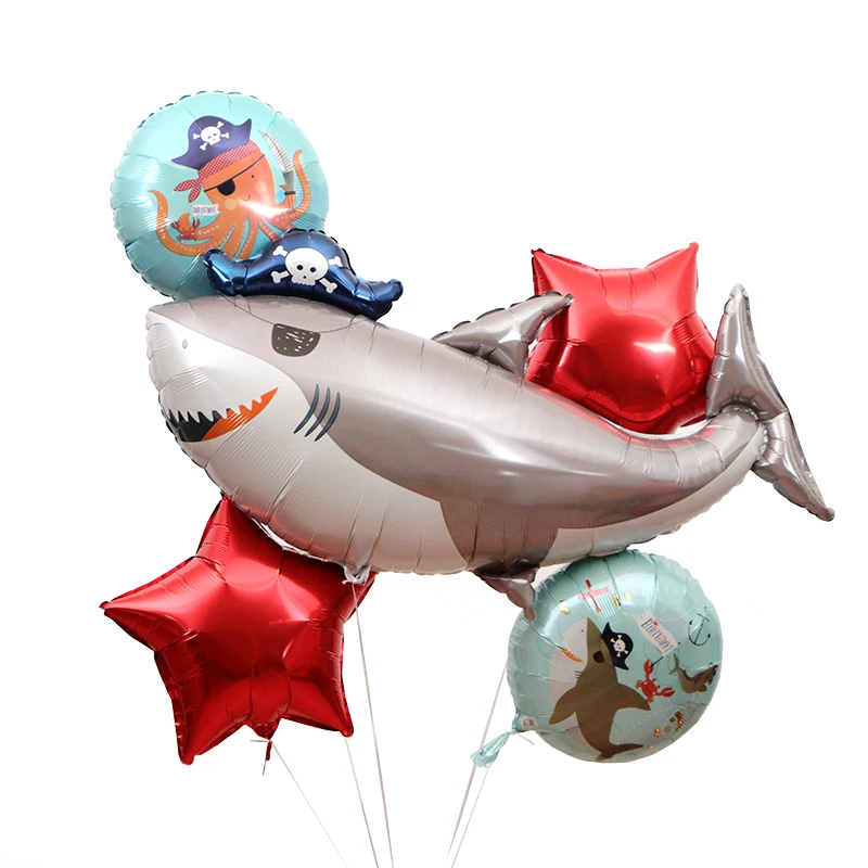 Большой серый пиратский корабль морское животное большая акула детская