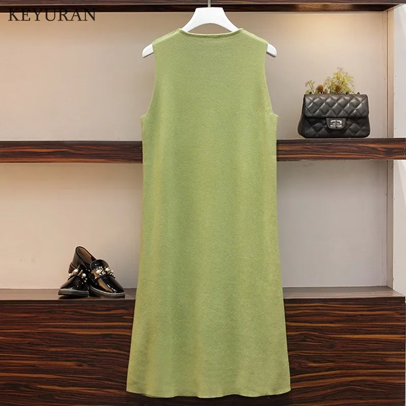 Вязаный жилет без рукавов на пуговицах и рубашка в горошек с длинными