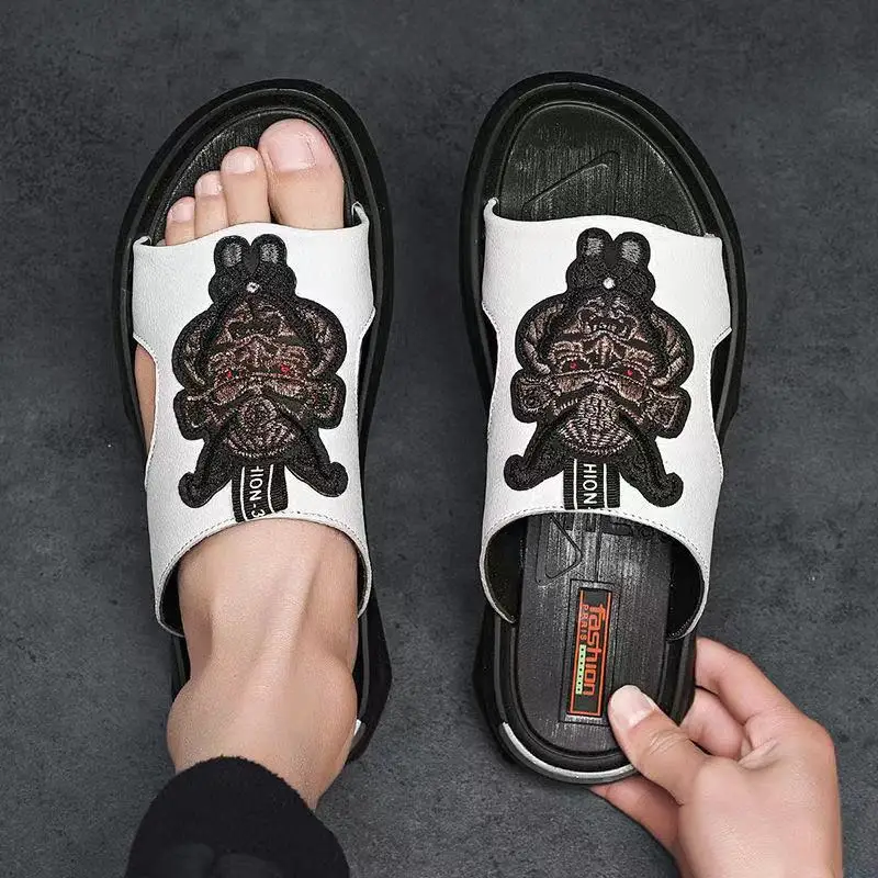 

New Fashion Embroidered Men's Slippers Summer Women's Slippers Trend Outer Wear Sandals tenis masculino tenis feminino