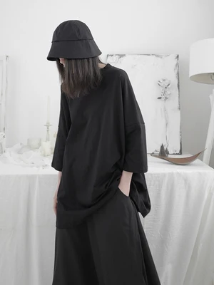 Женская короткая футболка с круглым вырезом черная длинная большого размера