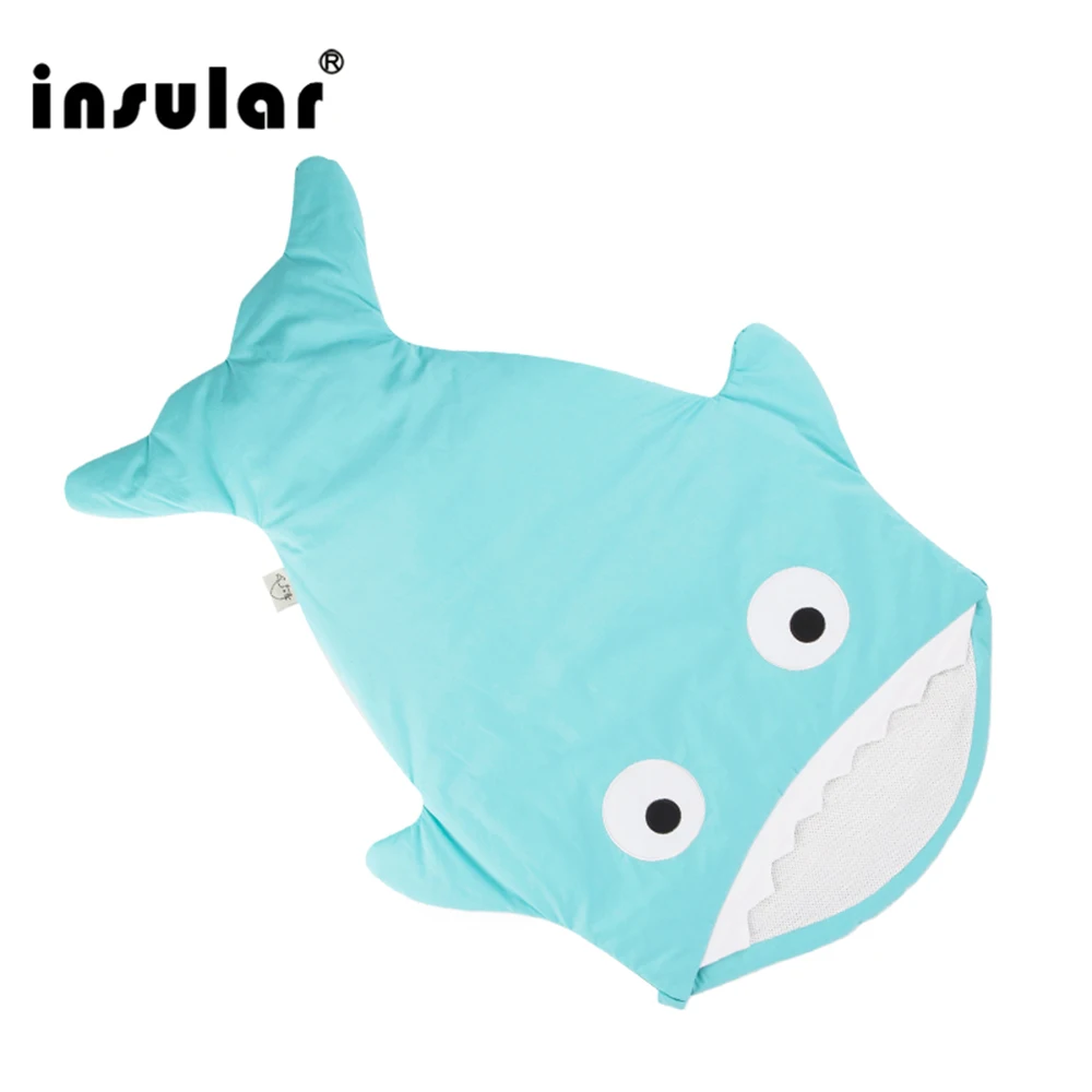 Изолированный милый детский спальный мешок с рисунком акулы зимний теплое