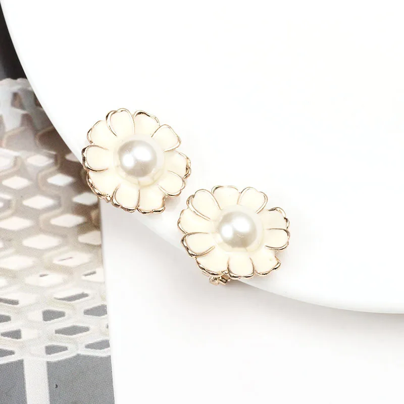 

Серьги-гвоздики клипсы, серьги с цветами, женские клипсы, без пирсинга, белые, с жемчугом и цветами, серьга в виде клипсы