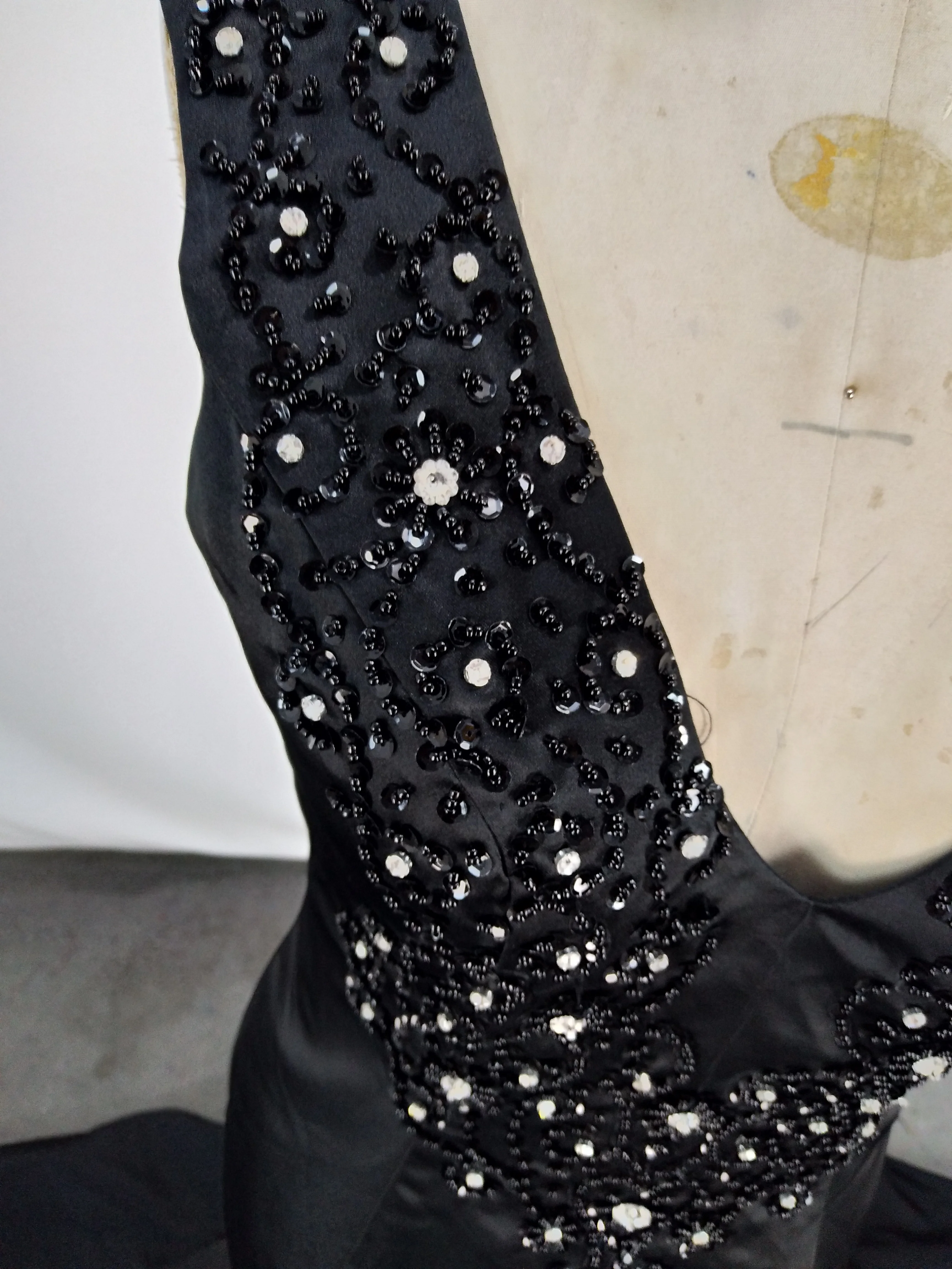 Сексуальное черное платье с глубоким V-образным вырезом юбка-годе вышитое