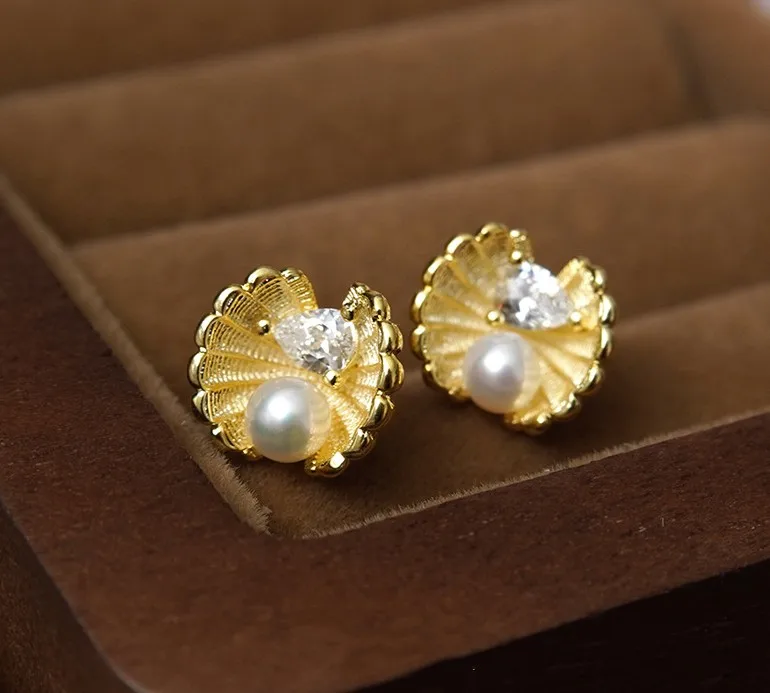 

100% 925 Sterling Silver French Square Ear Regeneration Small and Exquisite Pearl Shell Earrings