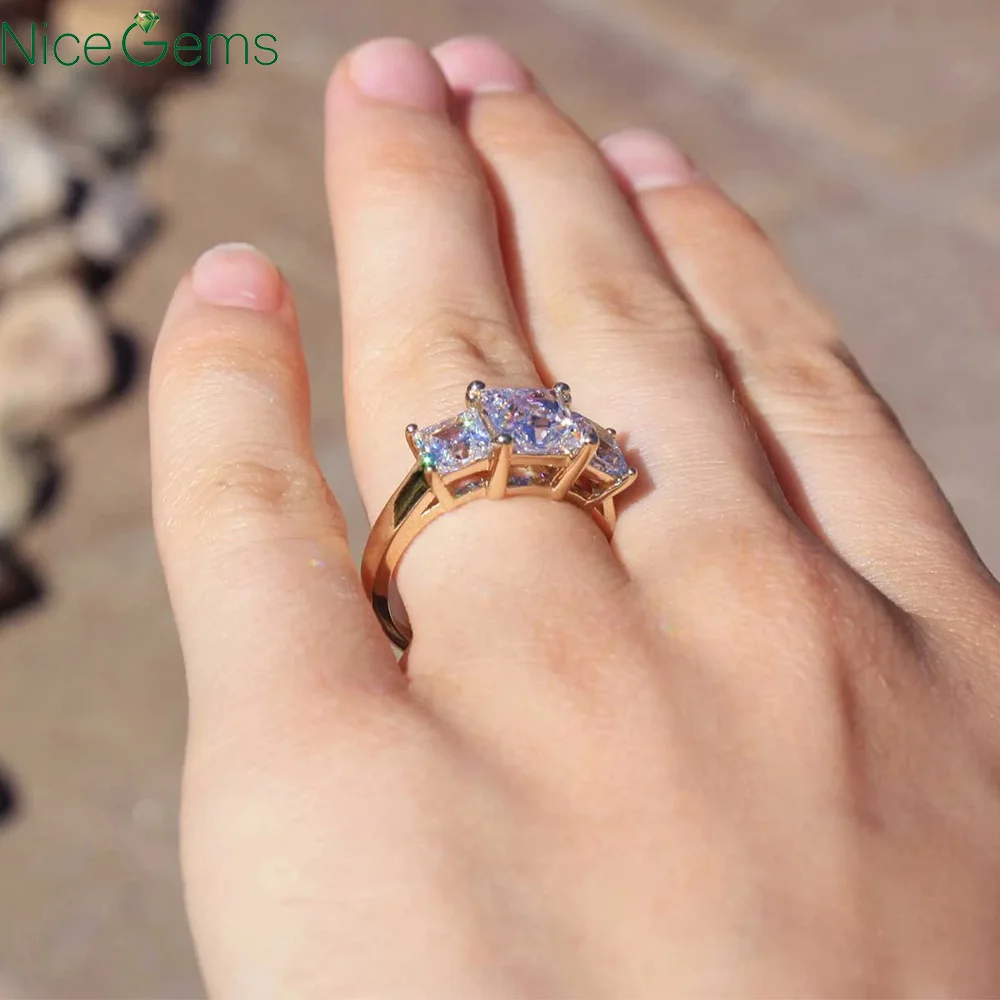 Обручальное кольцо NiceGems желтое золото 14 карат с бриллиантами в центре тремя