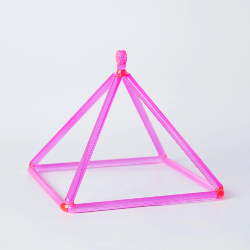 Пирамида кварцевая пения большого размера пирамида с кристаллами розового цвета