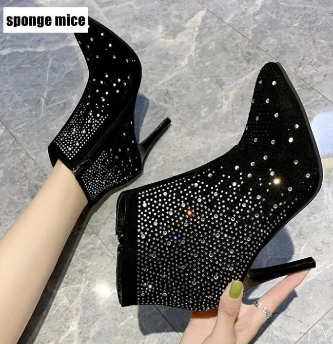 Цвет страз ботинки на высоком каблуке с острым носком черные короткие Ботинки