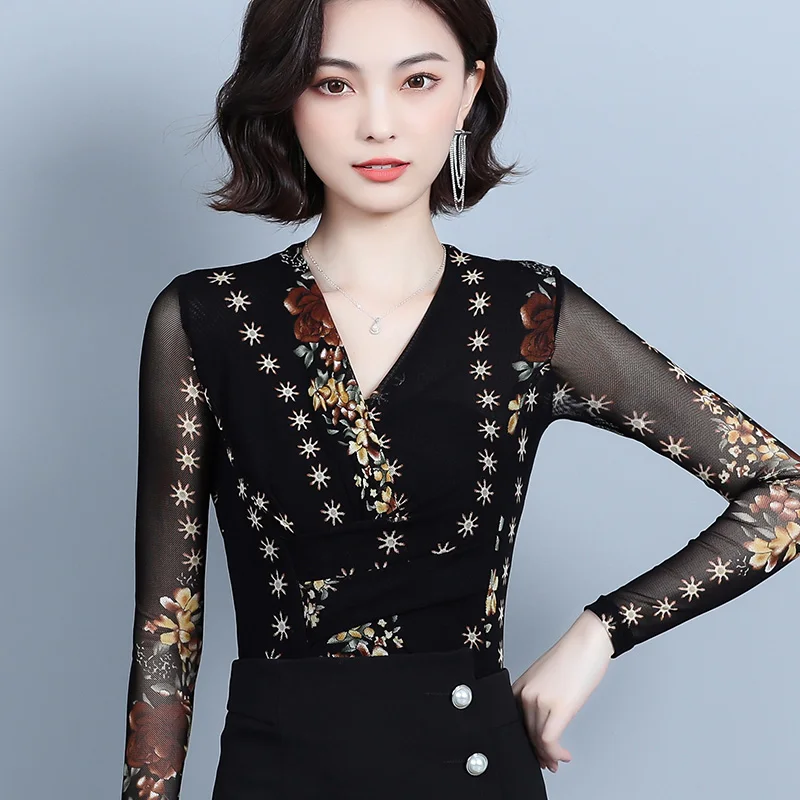 Женская блузка с длинным рукавом черная сетчатая V образным вырезом и принтом