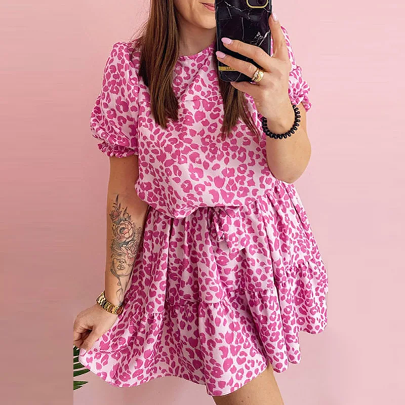 Женское пляжное платье с цветочным принтом розовое трапеция круглым вырезом и