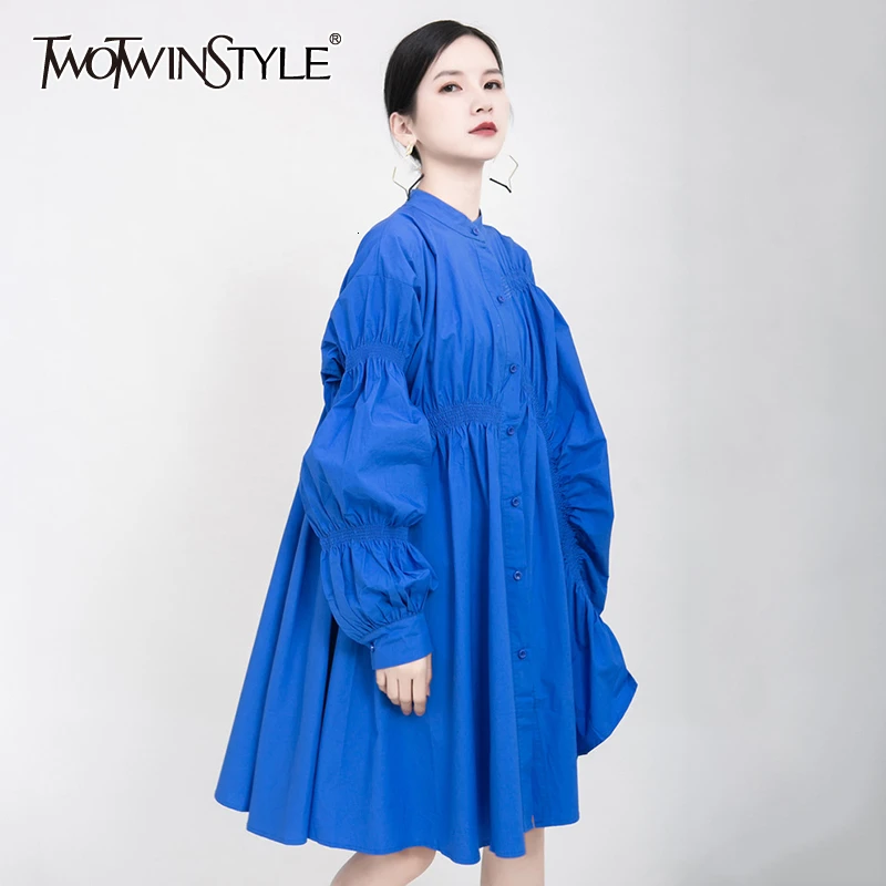 TWOTWINSTYLE, элегантные синие платья с рюшами для женщин, стоячий воротник, фонарь, длинный рукав, высокая талия, свободное женское платье, мода