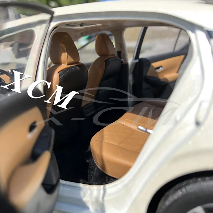Литая под давлением модель автомобиля для Sylphy 1:18(белый)+ маленький подарок