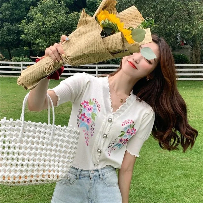 

Summer V-neck Embroidery Flowers Puff Sleeve Knitted Cardigans Women Korean Version Heavy Craft Pearl Button T-shirt Shirt Women