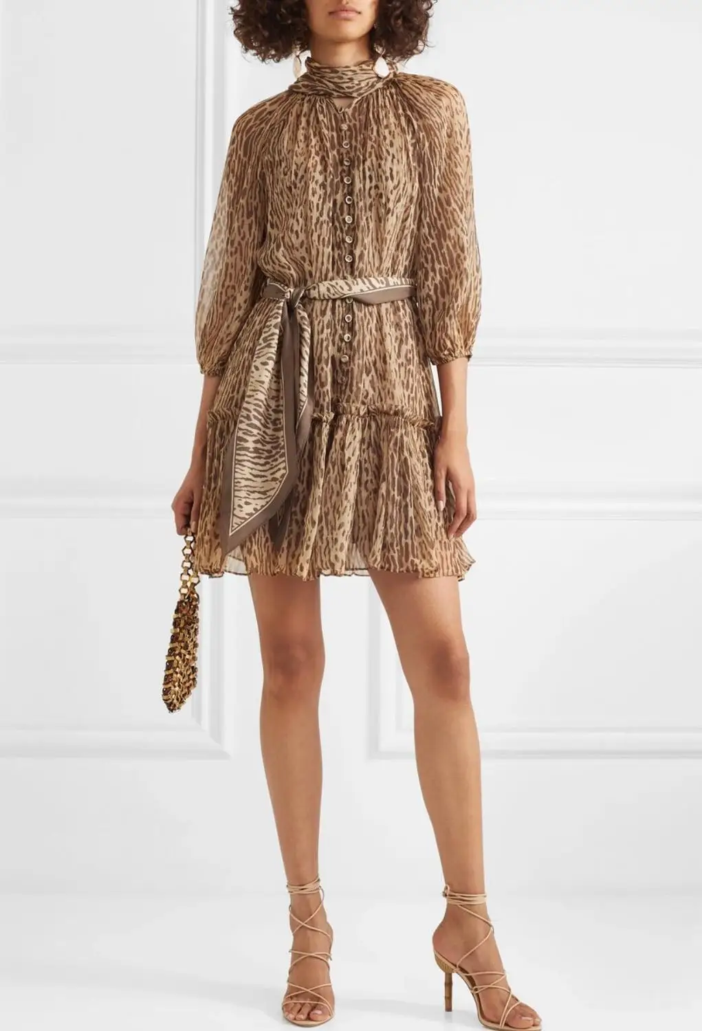 Леопардовое шелковое платье мини с высокой горловиной поясом и оборками на