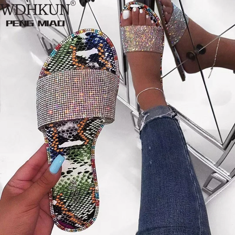 

2020; Модные женские сандалии; Обувь под змеиную кожу; Блестящие стразы слипоны невысокие плоские туфли Повседневная Уличная праздник тапочк...