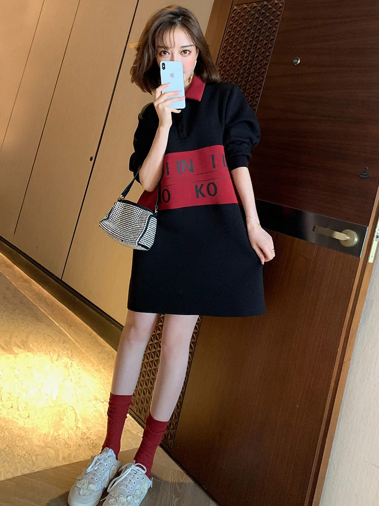 Фото Темпераментное модное платье-свитер с острым отворотом и буквенным принтом