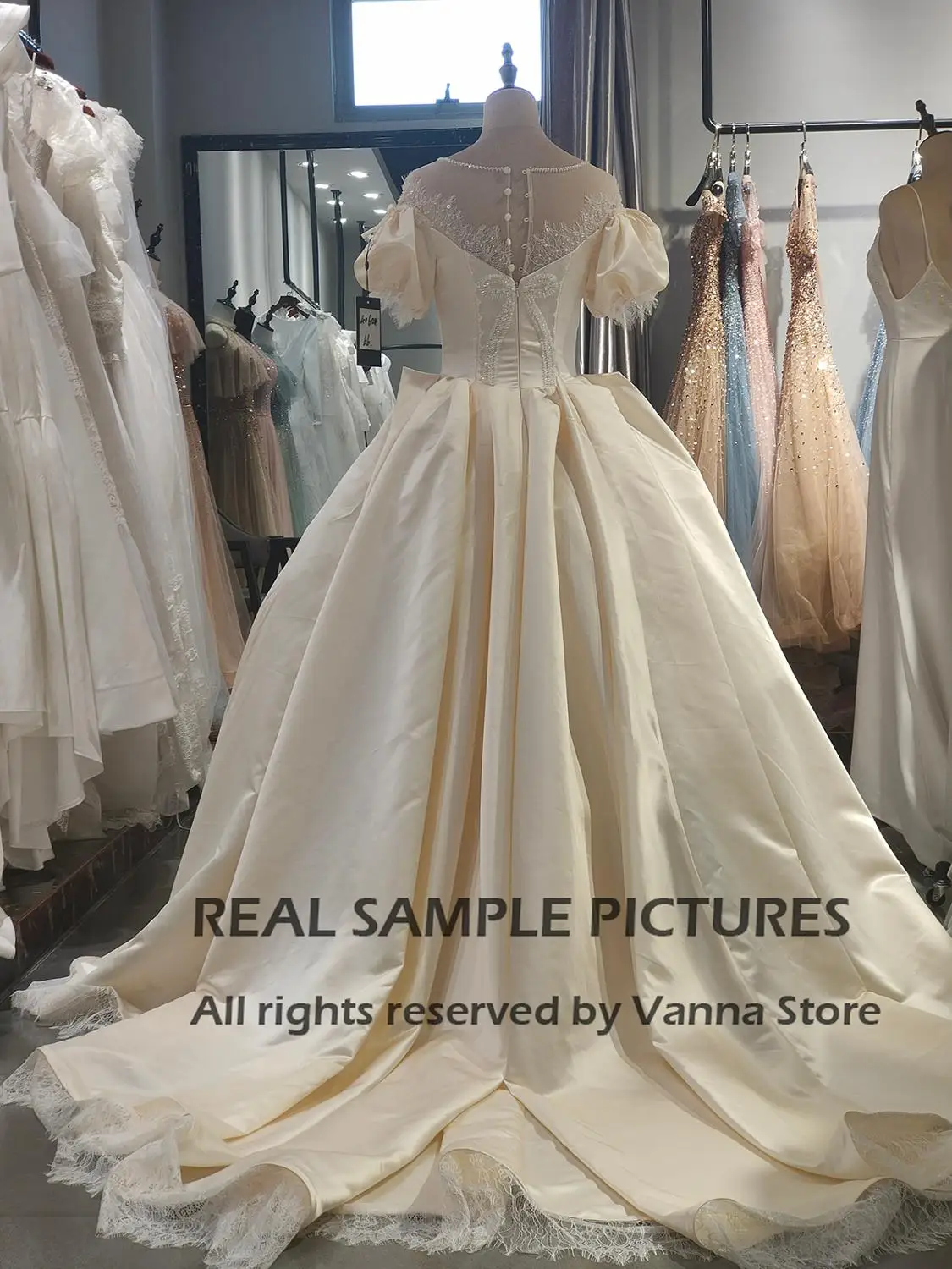 

Palace Style Queen Wedding Dress Handmade Pearl Vintage Lantern Sleeve Cathedral Bridal Gown Factory Price Real Picture 4060#