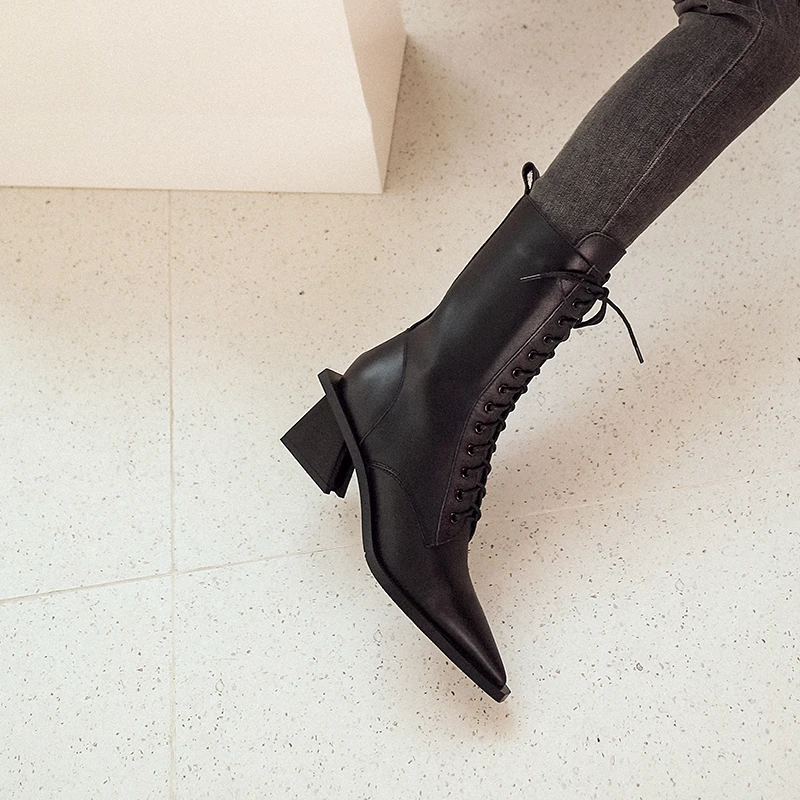 Женские ботильоны с острым носком Черные из натуральной кожи на квадратном